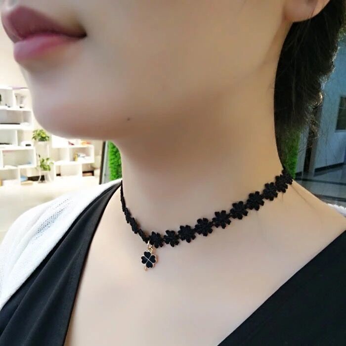 Vòng Cổ Choker Màu Đen Mặt Cỏ Ba Lá