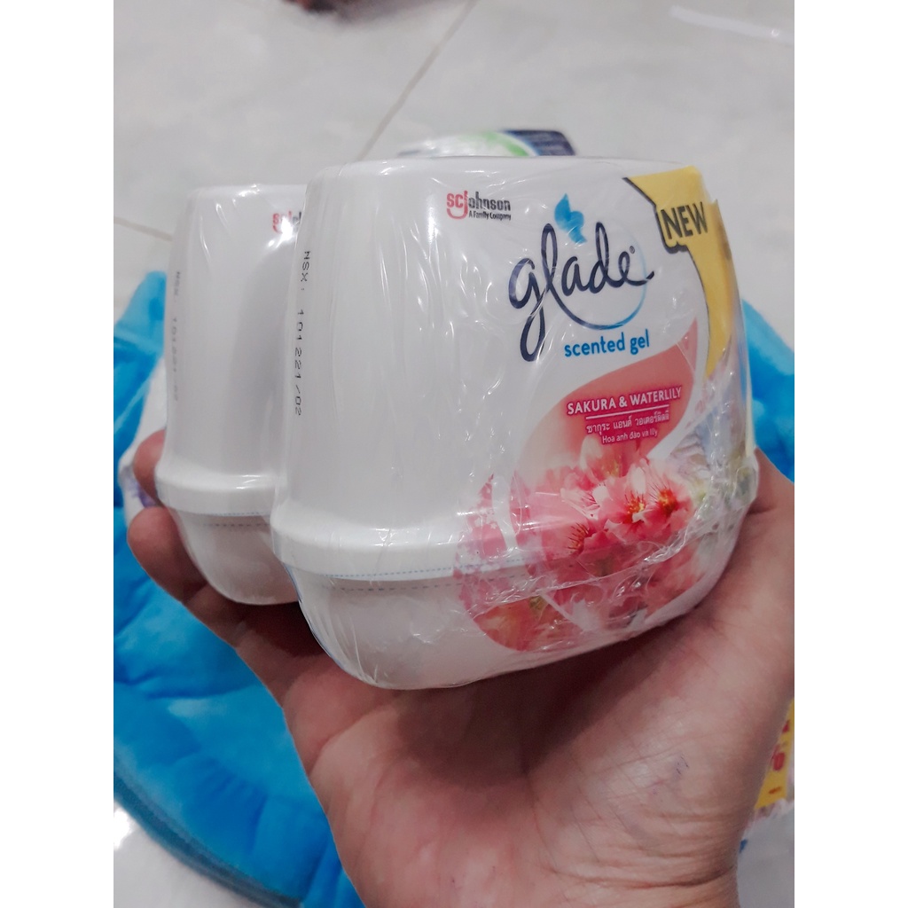 Combo 2 hộp sáp thơm GLADE Sakura &amp; Waterlily - Hoa anh đào và lily 180g x 2 (Tiết kiệm 10%)