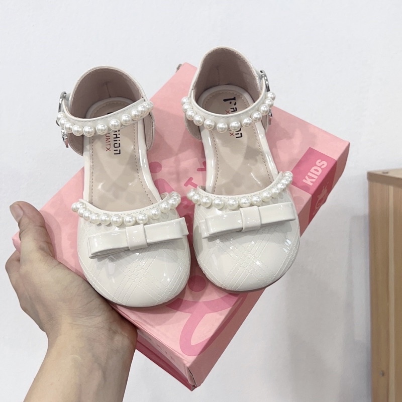 Giày sandal bệt quai ngang đính cườm bé gái - dép quai hậu mũi bít cho bé da bóng mềm đính nơ và ngọc điệu đà đế dẻo9008