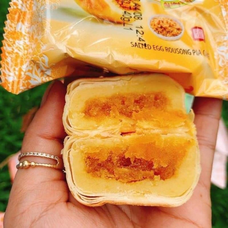 Pía chà bông trứng muối Tân Huê Viên