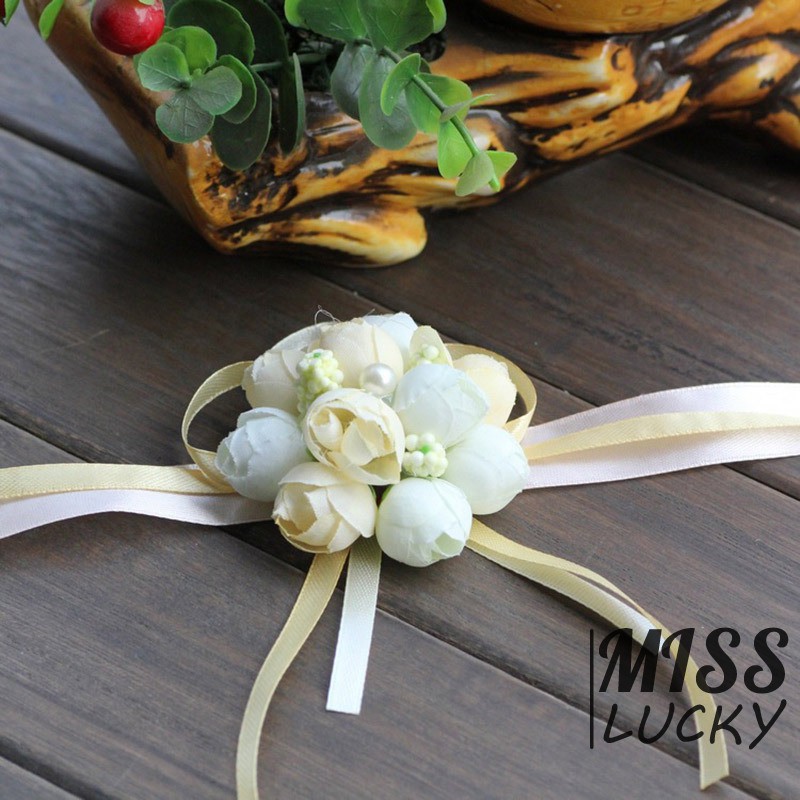 Vòng hoa đeo tay xinh xắn cho cô dâu