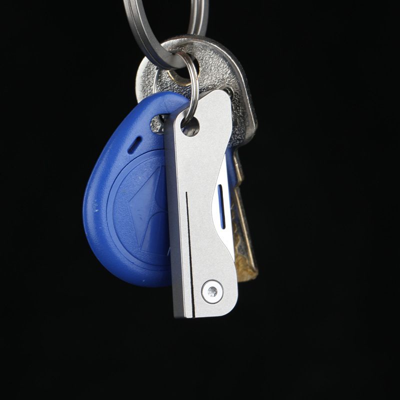 Móc khóa titanium kèm lưỡi dao