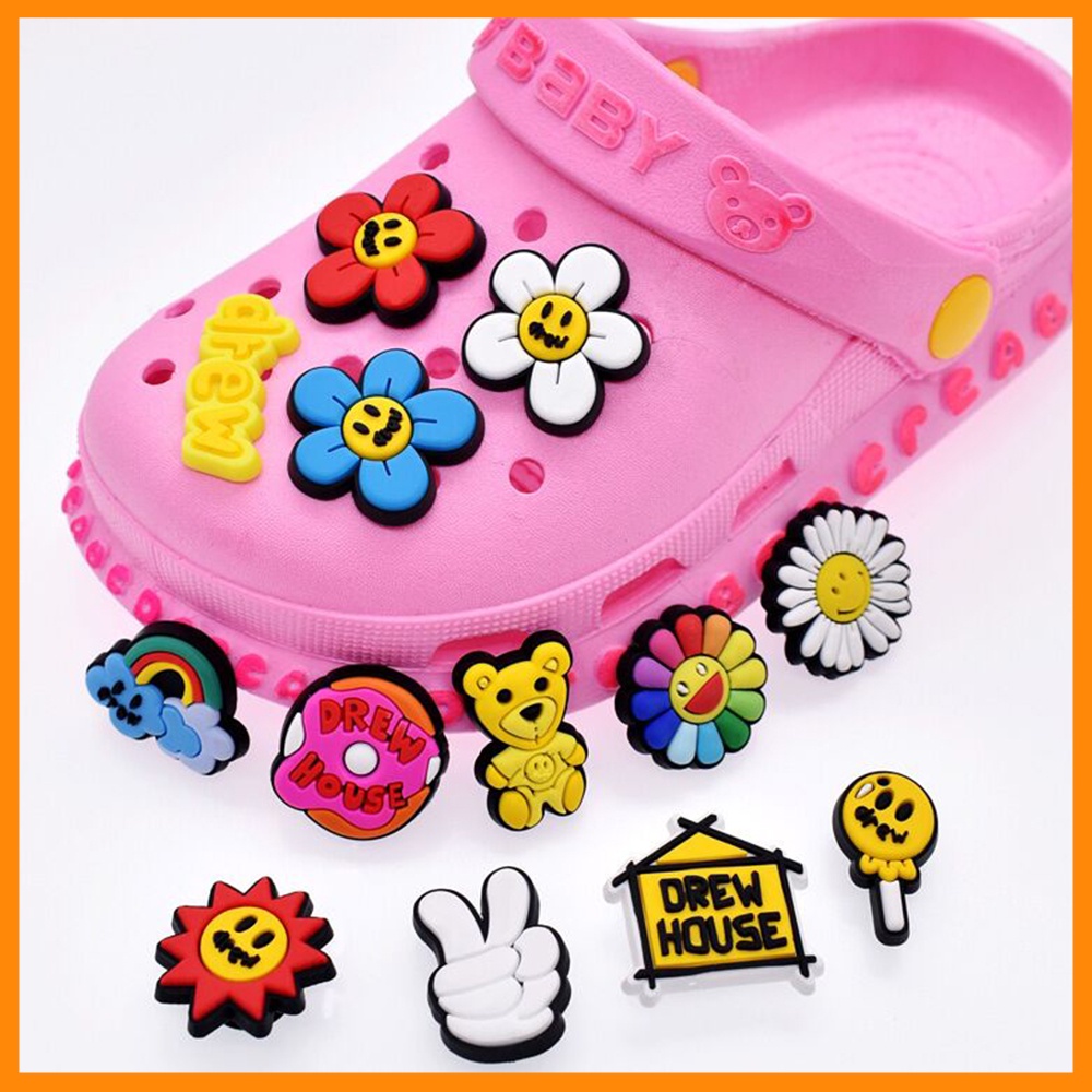 Phụ kiện trang trí cho giày Crocs nhiều kiểu dáng dễ thương bắt mắt