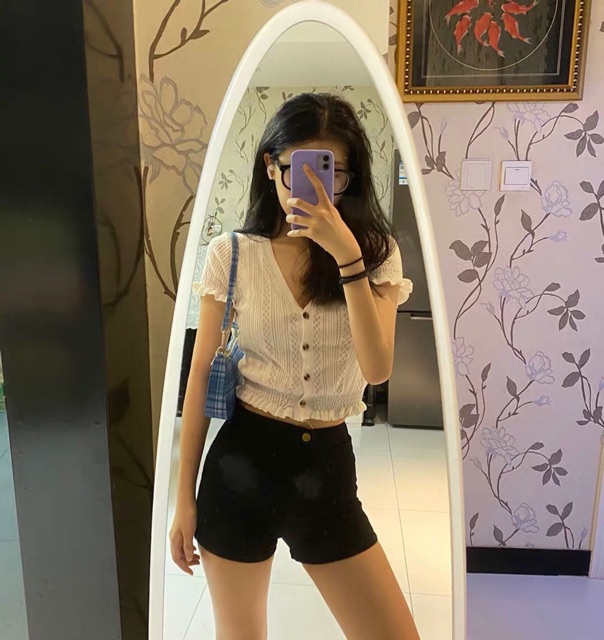 Áo Croptop Jennie cổ tim cài khuy gỗ ngắn tay