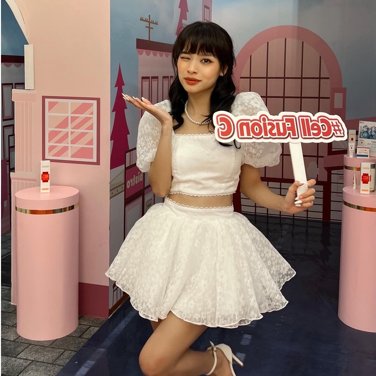 Set áo croptop cúp ngực tay phồng mix cùng chân váy ngắn dáng xòe