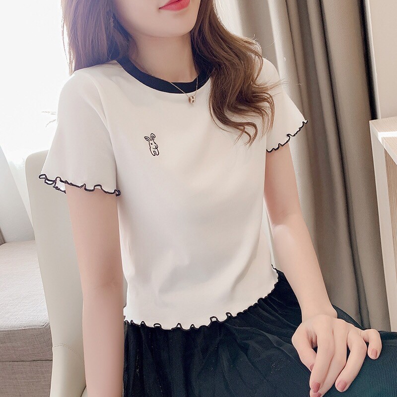 Áo thun croptop phối bo cổ thêu ngực CH