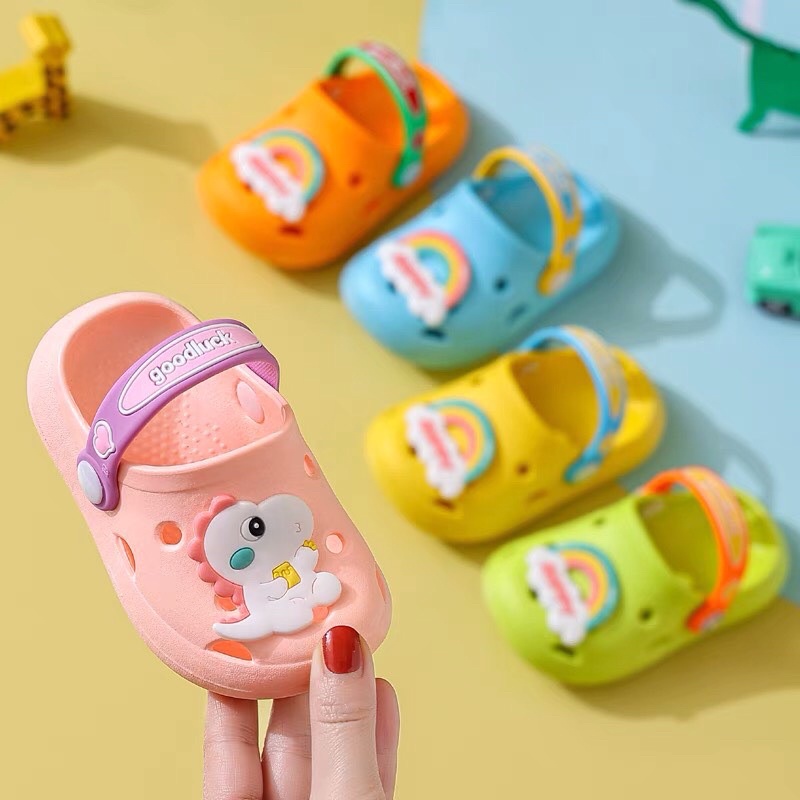 Sục cho bé trai bé gái- Dép cho bé đi êm chân ko trơn trượt nhiều màu sắc- sticker khủng long cầu vồng ngộ nghĩnh SUC618