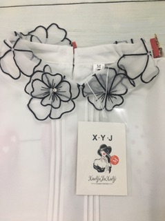 Áo sơ mi xếp ly cổ hoa