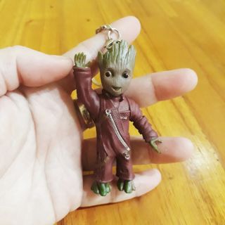 Móc khóa Groot vẫy tay.