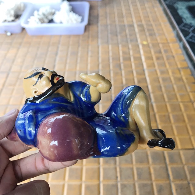 ÔNG LA HÁN NẰM TRANG TRÍ HỒ CÁ NON BỘ DÀI 15CM CAO 7CM