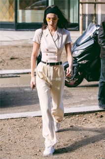 Áo croptop cổ vest Bella Hadid tqxk