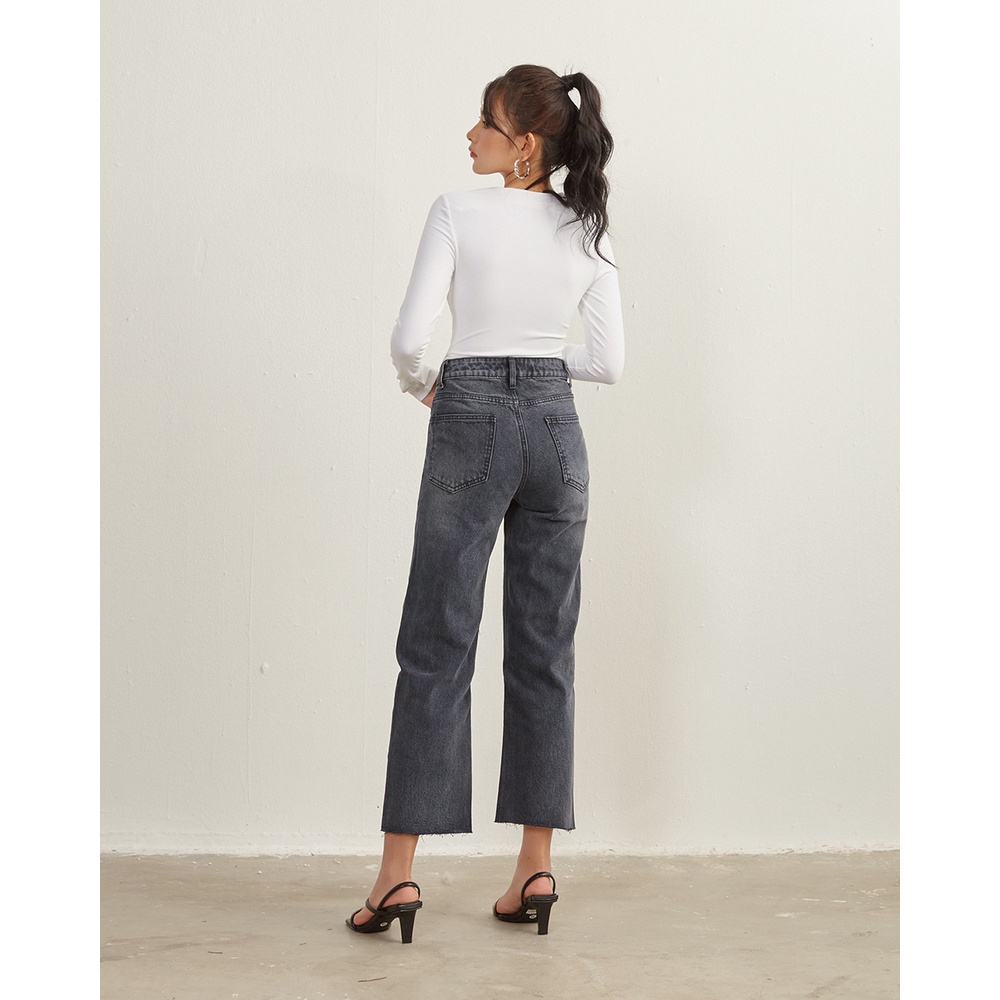 Áo thun Shebyshj ôm dài tay khoét ngực màu trắng - Lavish top