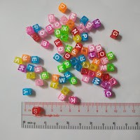 Gói 10-25gr hạt cườm nhựa in chữ cái - Nguyên liệu làm vòng tay, handmade