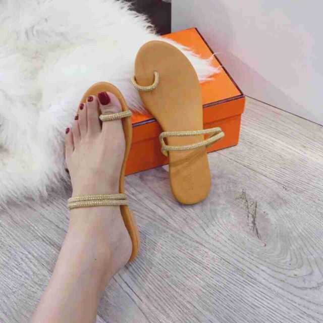 Dép lê xỏ ngón