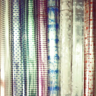 Cuộn giấy kiếng trong gói hoa, quà