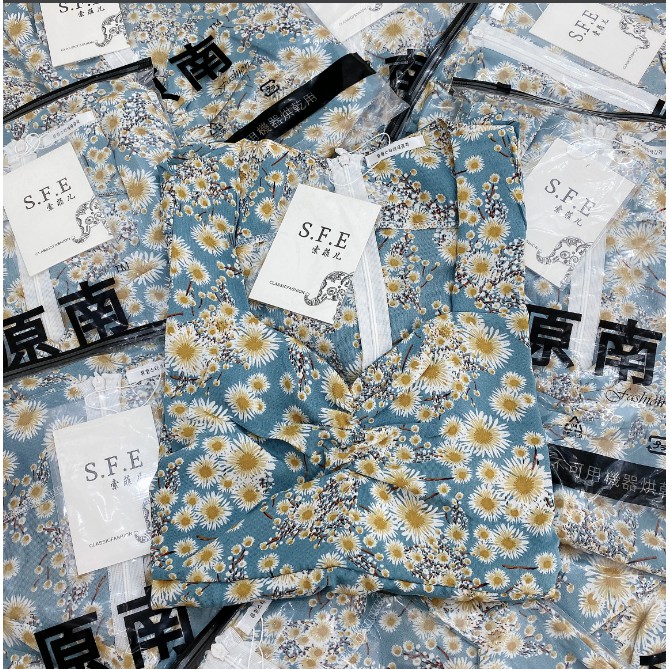 Váy hoa nhí xanh tay bồng, dúm ngực, xẻ tà cực xinh | BigBuy360 - bigbuy360.vn