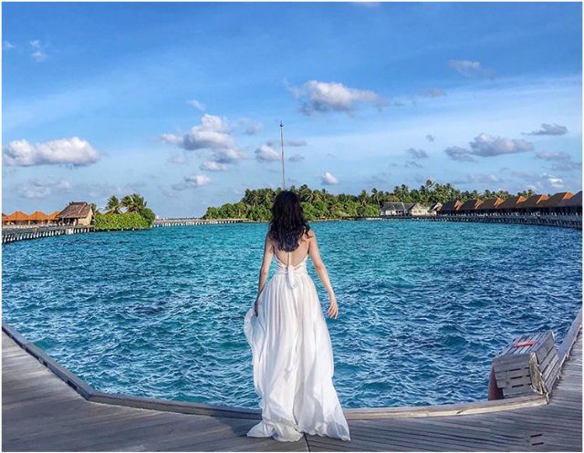 [Hàng sẵn ❤] Váy maxi trắng 2 tà cổ yếm đan dây lưng bo eo, xẻ tà đi biển siu xinh - Hàng loại 1 | BigBuy360 - bigbuy360.vn