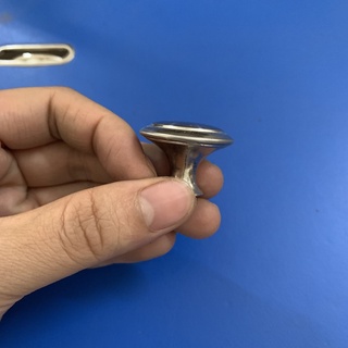 Núm tủ kèm chân ốc, vít