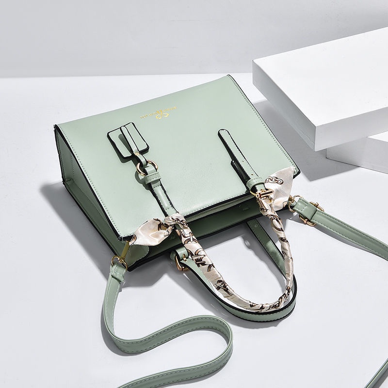 Túi xách đeo vai thiết kế đơn giản hợp thời trang