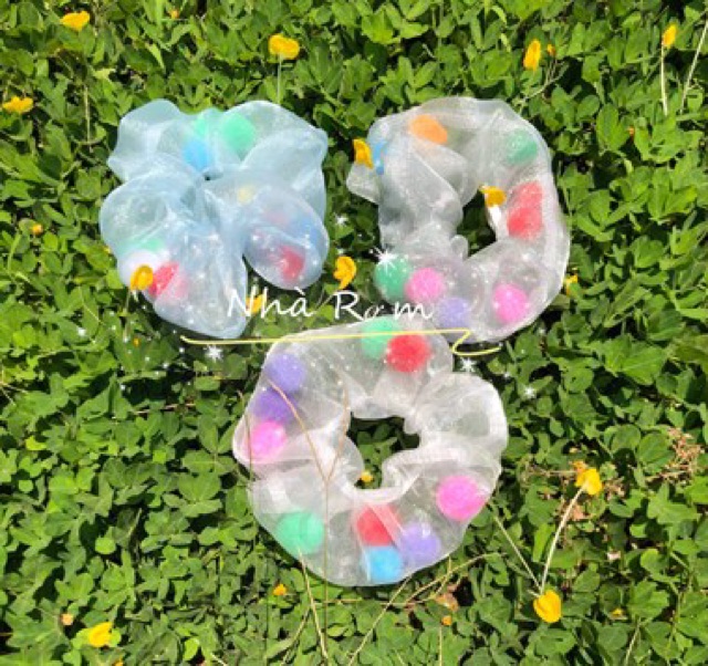 Cột tóc SCRUNCHIES pom pom