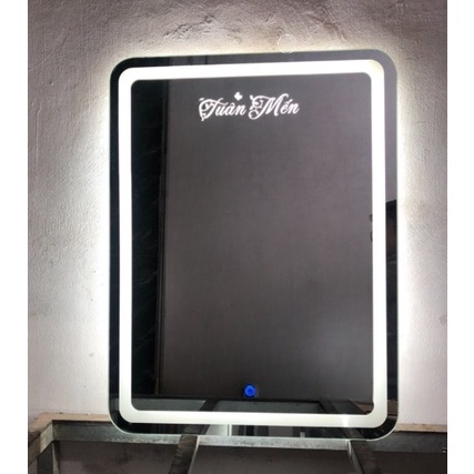 Gương LED chữ nhật hở sáng có cảm ứng đồng hồ, nhiệt độ 60x90cm, Led 3 màu khắc tên nghệ thuật theo yêu cầu