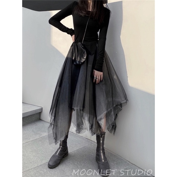 Chân váy voan xám.