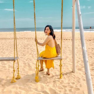 Váy maxi vàng hở lưng đi biển