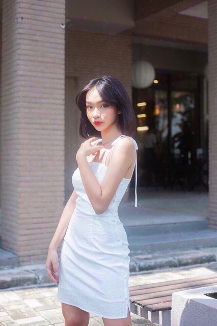 [Mã FATHANG5 giảm 10K đơn 50K] Đầm trắng hai dây nút bọc hông | BigBuy360 - bigbuy360.vn