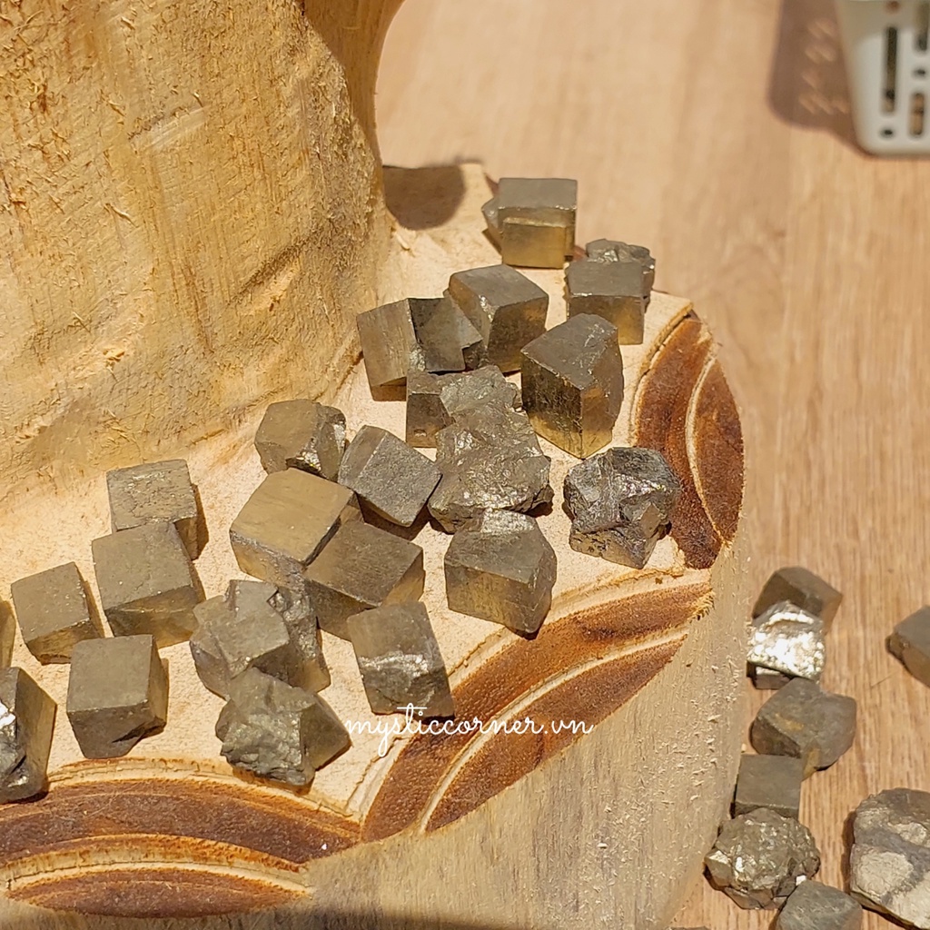 Đá Pyrite tự nhiên  hỗ trợ bảo vệ, may mắn trong phong thủy, reiki, tarot, làm crystal grid
