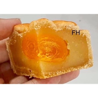 Bánh trung thu nhà làm 1 trứng muối