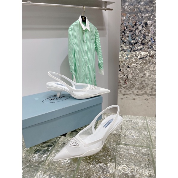 Giày cao gót 5cm mũi nhọn khoét eo logo thương hiệu Prada 2022 cao cấp