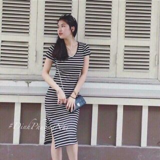 Đầm ôm body kẻ ngang xẻ đùi