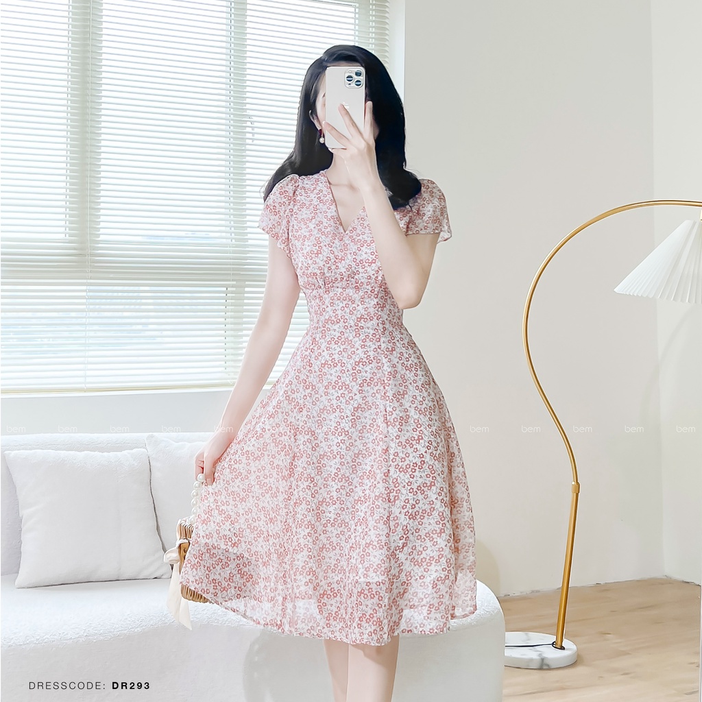 ĐẦM Hoa Nhí Đỏ Nền Vải Chiffon Hàn Mướt Mát Cổ V Form Tôn Dáng BEM Studio (DR293)