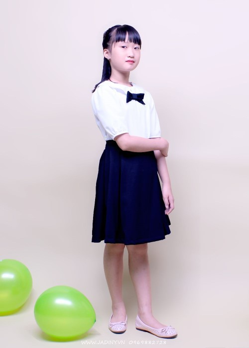 Đầm học sinh bé gái cổ sen đính nơ ngực Jadiny