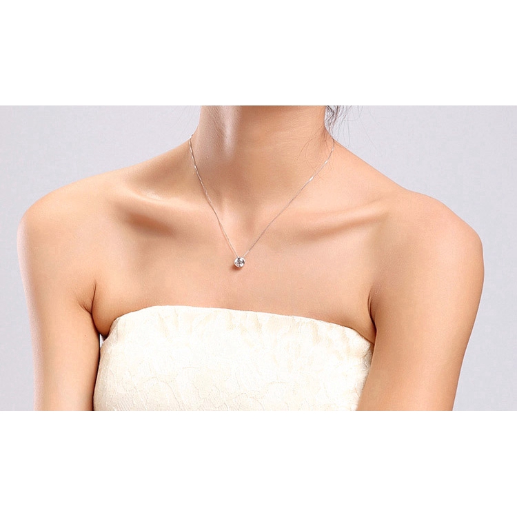Dây chuyền màu bạc mặt tròn đính đá thời trang