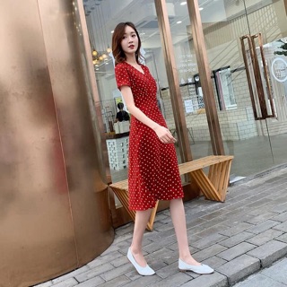 Váy chấm bi đỏ cổ V