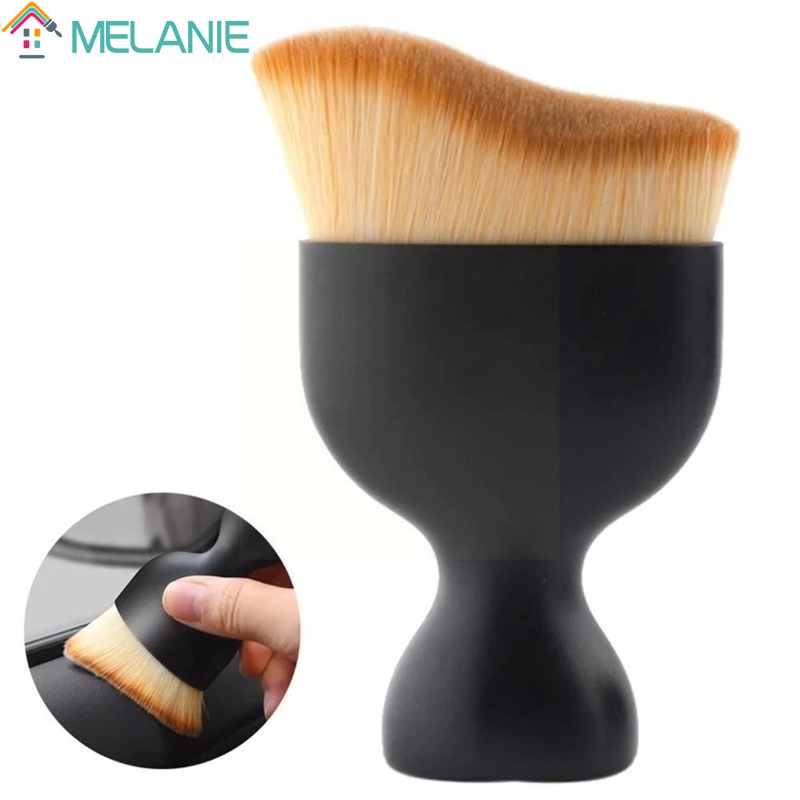Bàn chải lông mềm dùng để vệ sinh các chi tiết trong xe ô tô tiện dụng