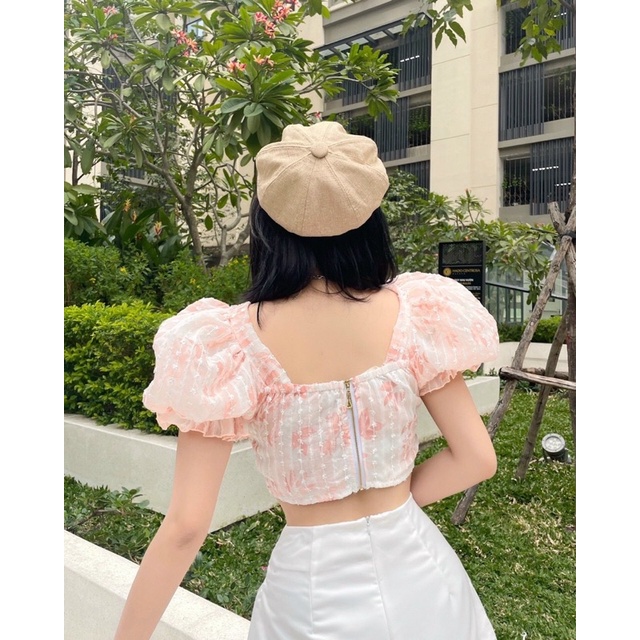 Áo croptop cúp ngực tay phồng và quần sort kaki trắng