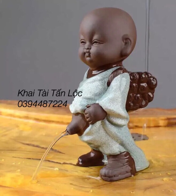 Chú tiểu đứng tè gốm tử sa