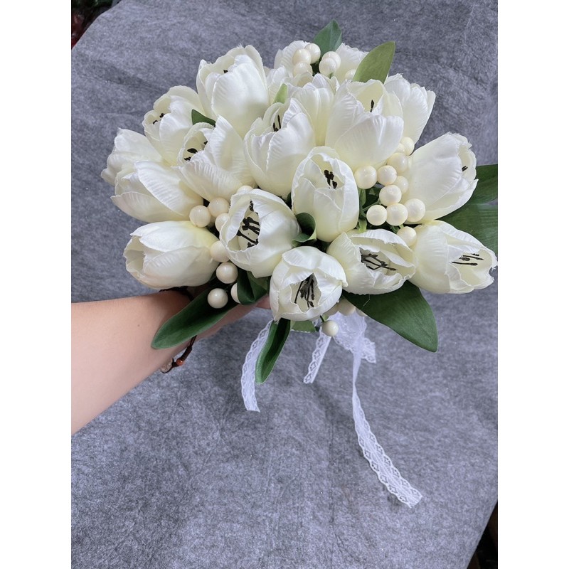 Bó hoa cầm tay cô dâu-hoa tuy líp trắng tinh khôi,sang chảnh