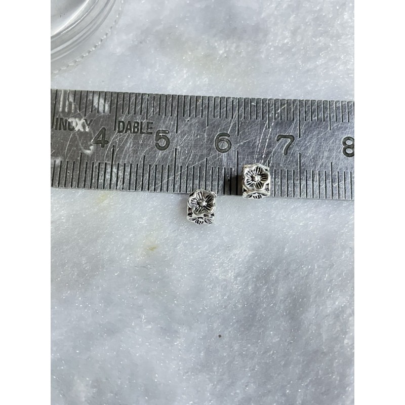 Charm chặn hoa vuông bạc Thái S925