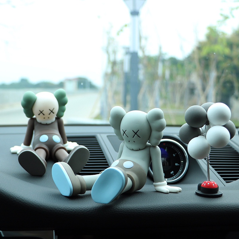 Mô hình nhân vật Kaws trang trí xe hơi