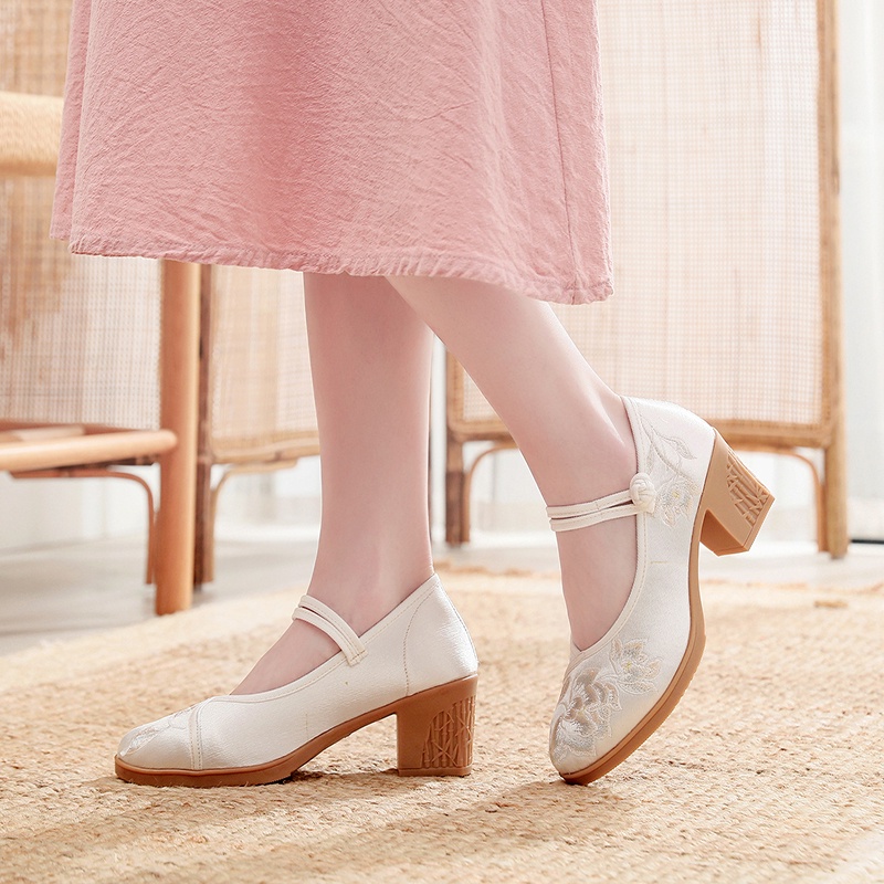 Giày thêu hoa đế cao dây cài GC020