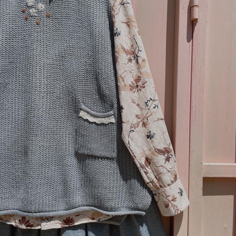 Set đồ nữ thu đông gồm áo sơmi hoa vintage, chân váy xoè và ghile len thêu form rộng xinh xắn