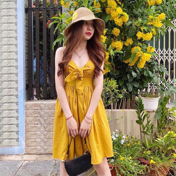 Đầm xòe nữ dễ thương màu vàng nhúm lưng phối nơ ngực | BigBuy360 - bigbuy360.vn