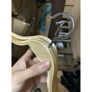 MÓC TREO QUẦN ÁO GỖ NỮ CAP CẤP DÙNG TREO ÁO THUN,ÁO LEN,ÁO SƠ MI... DÙNG CHO SHOP THỜI TRANG,GIA ĐÌNH