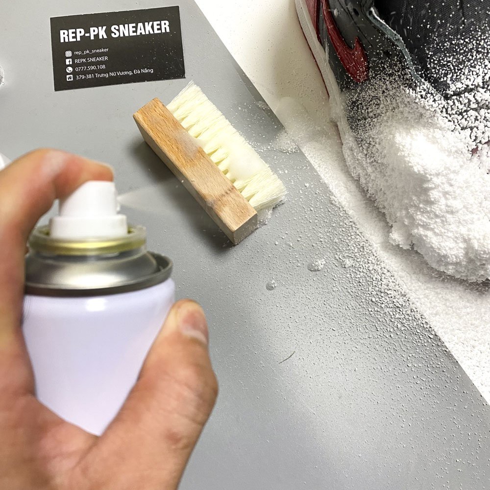 Chai vệ sinh giày sneaker dạng xịt tạo bọt chính hãng thể tích 300ml thương hiệu XIMO x REPK Sneaker