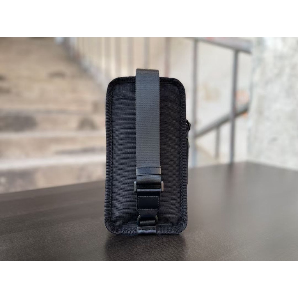 Túi đeo chéo Tumi Alpha thiết kế đơn giản hợp thời trang