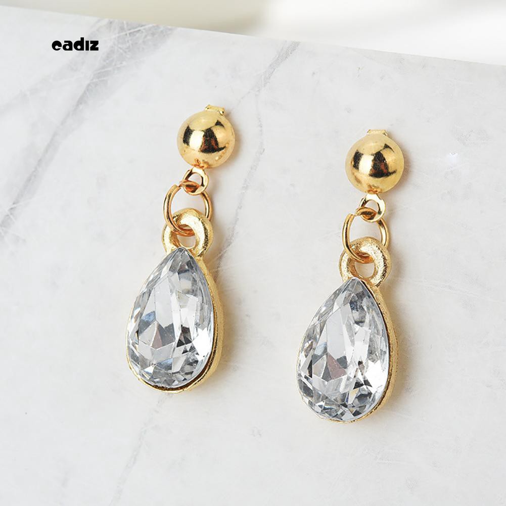 Bộ nữ trang gồm dây chuyền mặt đá pha lê quyến rũ và bông tai