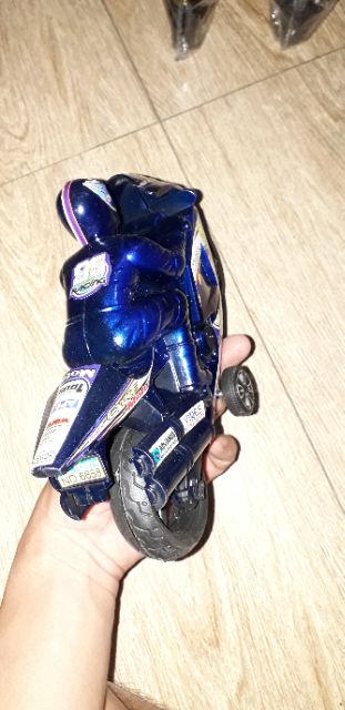 Chiếc xe mô tô mô hình bằng nhựa chạy chớn kích thước 22x15x8 cm
